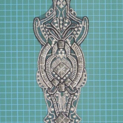 Aplicação Bordada com Cordão e Lurex sobre Base de Organza 55x10,5cm