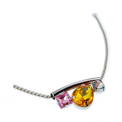Colar prateado com pedras rosa, amarela em forma de gota e azul clara