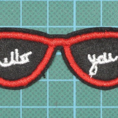 Emblema Oculos 2,3cm x 7cm Bordado sobre Feltro com Palavra Hello You