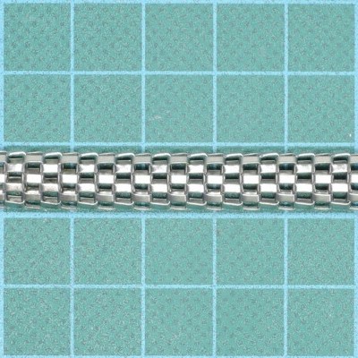 Pulseira metálica prateada com padrão entrelaçado sobre fundo em grade verde-azulada