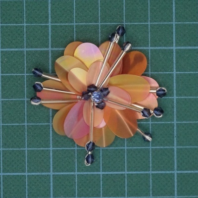 Flor Base Feltro com Toupies, Lantejoulas e Vidrilhos 6cm