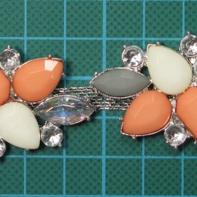 Meio colar com Pedras Coladas e Corrente