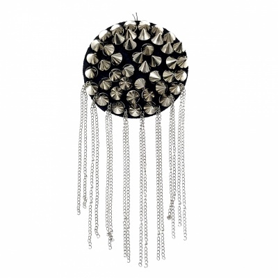 Broche redondo preto com rebites prateados em forma de cone e correntes penduradas.
