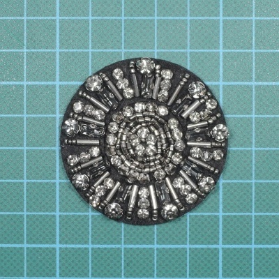 Aplicação Redonda 5cm Base Feltro com Pedras Vidrilhos Missangas Cosidas