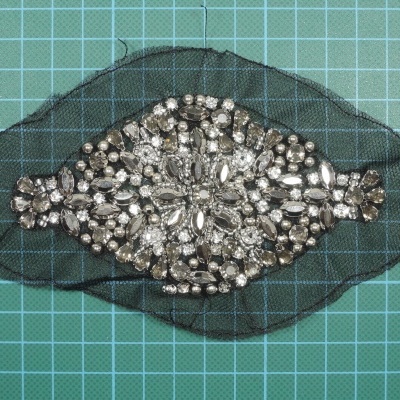 Aplicação com Missangas e Pedras Cosidas