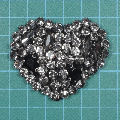 Coração 4,8cm x 5,2cm Com pedras cosidas sobre base de feltro