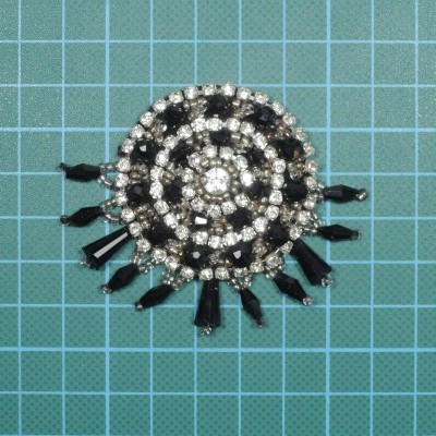 Aplicação Redonda 6cm Base Feltro com Pedras e Missangas Cosidas