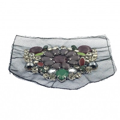 Aplicação com Pedras Plásticas e Brilhantes cosidas