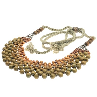 Colar com contas de madeira castanhas e verdes e cordão bege trançado