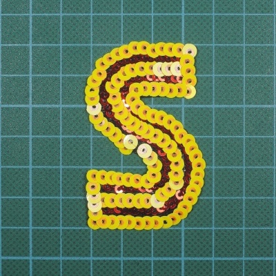 Letra S 6cm x 4,5cm com Lantejoulas sobre base de tule com Cola