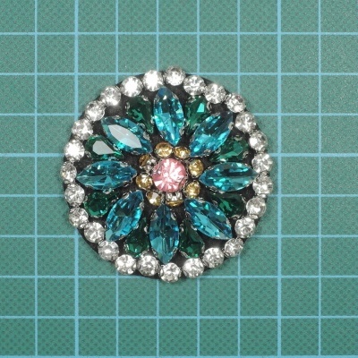 Aplicação Redonda 5cm Base Feltro com Pedras Cosidas