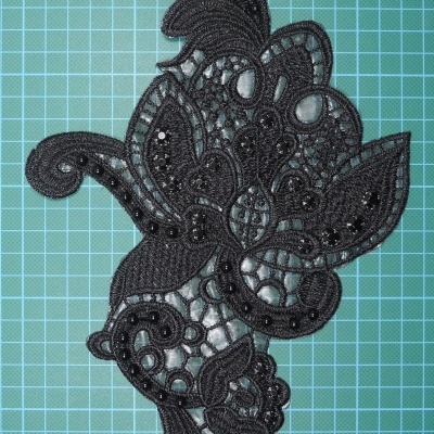 Aplicação Bordada 28cm x 16cm com Pedras e Bolas Cosidas e Base de Cola