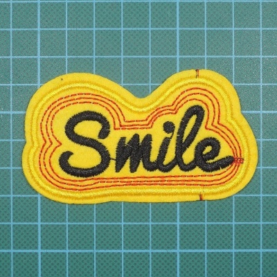 Emblema Palavra Smile 5cm x 8,5cm Bordado sobre Feltro