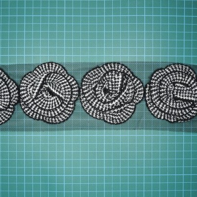 Aplicação Flor de Lã 8cm Preto e Branco