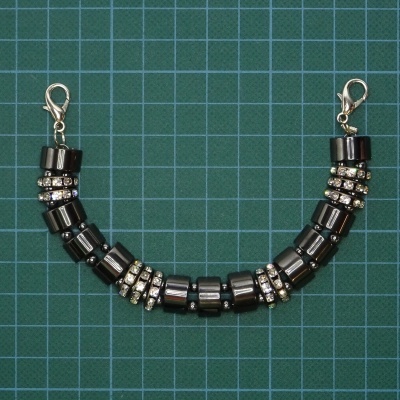 Meio Colar com Mosquetões Brilhantes e Metal