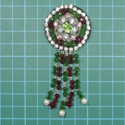 Aplicação Redonda 4cm Base Feltro com Franjas 5cm com Pedras e Missangas e perola na ponta.