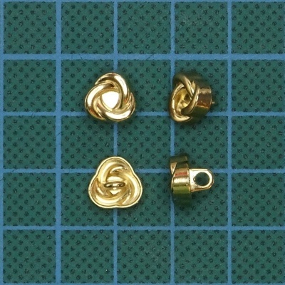 Fechos dourados para brincos em forma de nó sobre fundo quadriculado azul-esverdeado