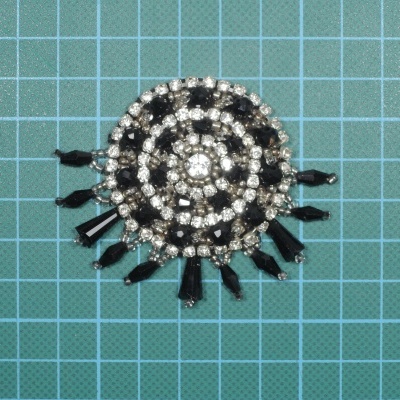 Aplicação Redonda 6cm Base Feltro com Pedras e Missangas Cosidas