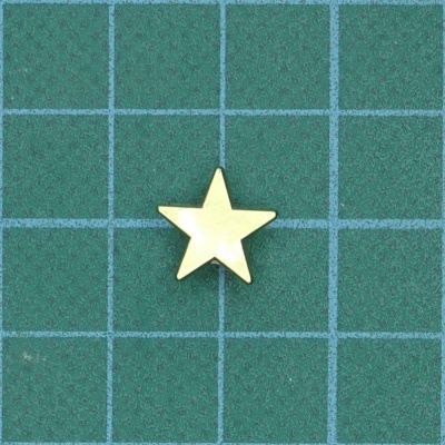 Estrela dourada decorativa numa grelha verde com linhas azuis.