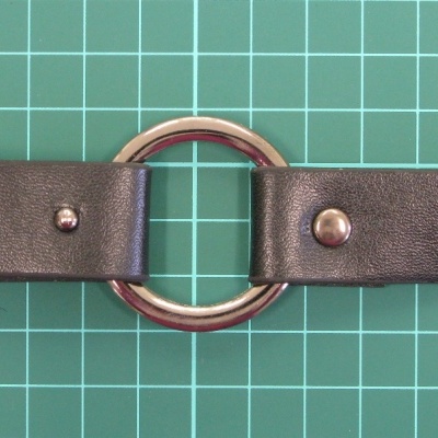 Pulseira preta em couro com argola metálica prateada