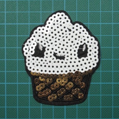 Emblema Copo de Gelado 8cm x 6,5cm com Bordado e Lantejoulas sobre Feltro com Cola