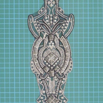 Aplicação Bordada com Cordão e Lurex sobre Base de Organza 55x10,5cm