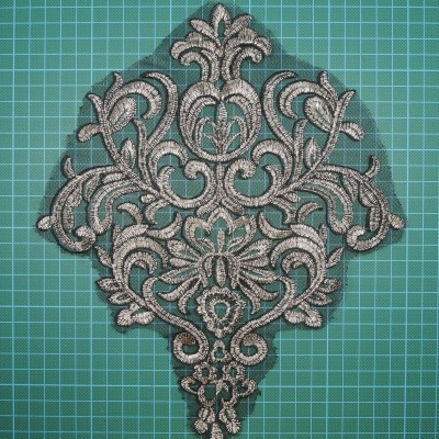 Aplicação Bordada com Cordão e Lurex sobre Base de Tule 27,5cm x 23cm