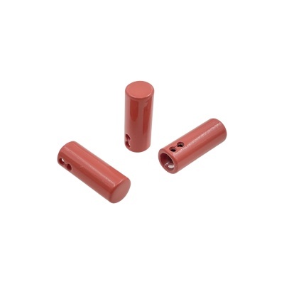 Três cápsulas cilíndricas vermelhas com orifícios sobre fundo branco