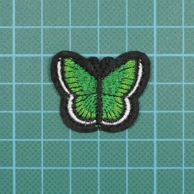 Borboleta 2,8cm x 3,9cm Bordada sobre base de Feltro