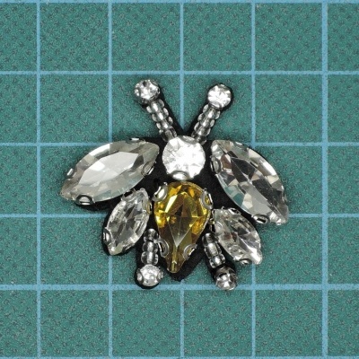 Aplicação Abelha 3cm Base Feltro com Pedras e Missangas Cosidas