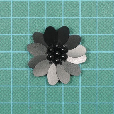 Flor 3cm Base Feltro com Cola Lantejoulas e Missangas