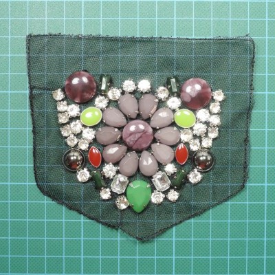 Aplicação com Pedras Plásticas e Brilhantes cosidas