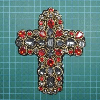 Cruz 11cm x 13,5cm Pedras e Missangas cosidas sobre base de feltro com cola.