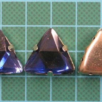 Pedra Triangular 18mm com Base Metálica e Garras