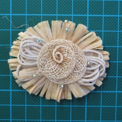 Flor Ráfia com Brilhantes e Fio