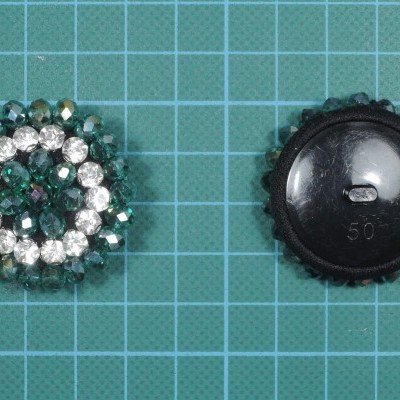 Botão de Pé Forrado 3,7cm com Pedras e Missangas Cosidas sobre Tecido