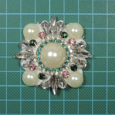 Aplicação 5cm Base Feltro com pedras e Pérolas Cosidas