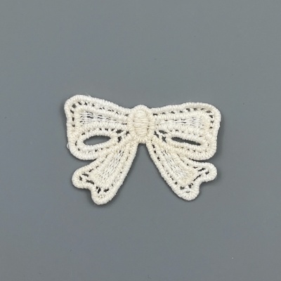 Laço bordado branco sobre fundo cinza