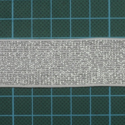 Fita tecido prateada com textura brilhante sobre base quadriculada verde