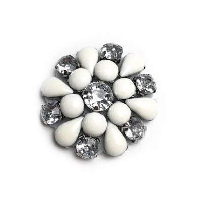 Aplicação 4,4cm com Pedras Cristal e Brancas cosidas sobre base de feltro com cola.