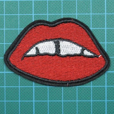 Patch bordado em forma de boca vermelha com dentes brancos