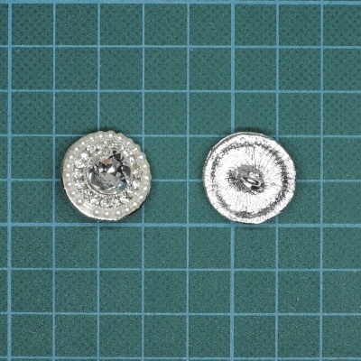 Botão de Pé Metálico com Pedras e Pérolas