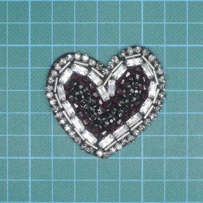 Aplicação Coração 5cm Base Feltro com Cola Pedras e Vidrilhos Cosidos