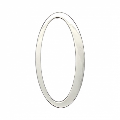 Anel oval prateado liso sobre fundo branco