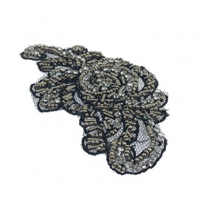 Aplicação com Missangas, Vidrilhos e Pedras cosidas