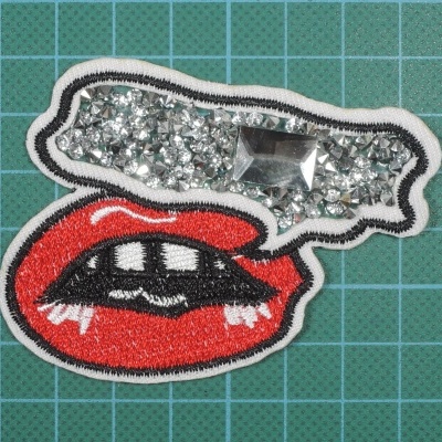 Patch bordado de lábios vermelhos com pedras brilhantes
