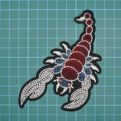 Emblema Escorpião 12,4cm x 7cm com Bordado 3D, Lurex e Brilhantes sobre Camurça com Cola