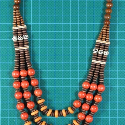 Colar Motivos Etnicos c/Bolas e Discos de Madeira