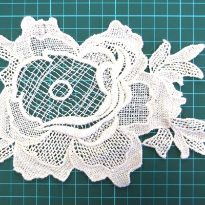 Aplicação Flor Rendada 14cm x 17,5cm