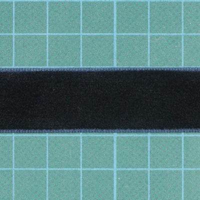 Faixa preta de veludo sobre fundo de grade verde